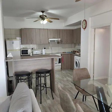 Queen Victoria Sea View Апартаменты *