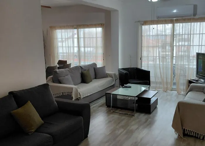 Queen Victoria Sea View Апартаменты Ларнака